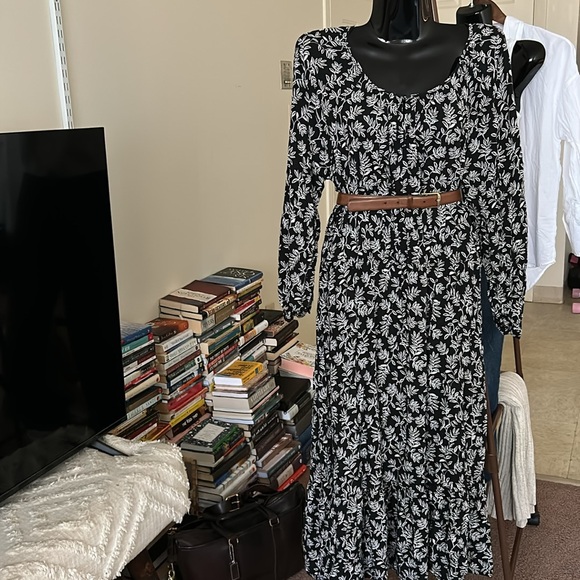 Elegant Black and White Floral Dress - Picture 2 of 5